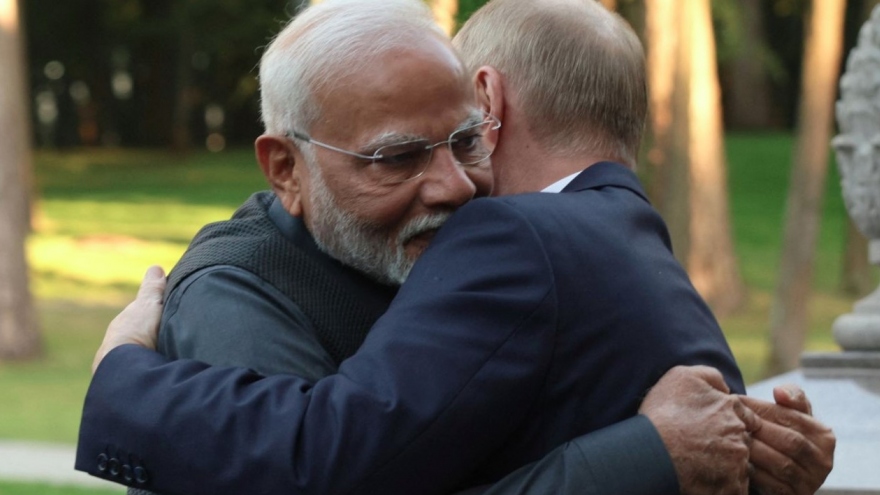 Cái ôm nồng ấm của ông Modi với Tổng thống Putin và "ván cược" của Ấn Độ